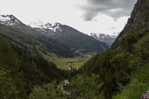 13-06-2024, Dal van de Gschlößbach met de weg naar de tunnel.