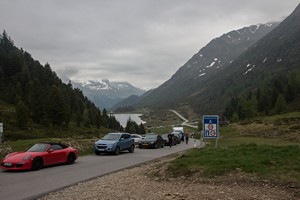 15-06-2024, Wachtende auto's; je mag maar 15 min per uur Italië in.
