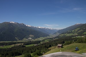 18-06-2024, Besneeuwde bergtoppen van de Hohe Tauern achter het Salzach dal.