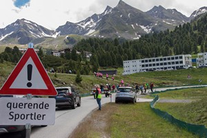 22-06-2024, Deelnemers van de Xletix Challenge kruisen de weg naar Kuhtai.