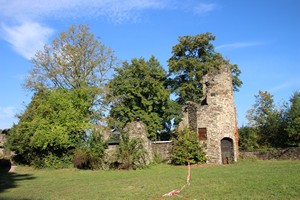 26-08-2024, Restanten van één van de andere torens van Burg Sayn.