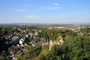 26-08-2024, Uitzicht over Bendorf en, verderop, Koblenz vanaf Burg Sayn.