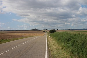 26-08-2024, De rechte, golvende weg (L98) naar Hausen.