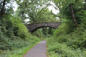 26-08-2024, Het fietspad ligt verdiept met daar overheen oude viaducten.