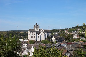 27-08-2024, Het Grafenschloß Diez steekt boven de stad uit.
