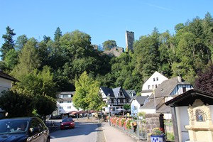 28-08-2024, Toren van de ruïne van Burg Grenzau boven het dorp Grenzau.