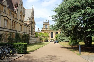 27-06-2025, Pad naar Trinity College Chapel, links Ballion College Chapel